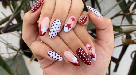 Manicura con estrellas y lunares rojos en THE NAIL TECH, Concepción, Bío Bío, CL.
