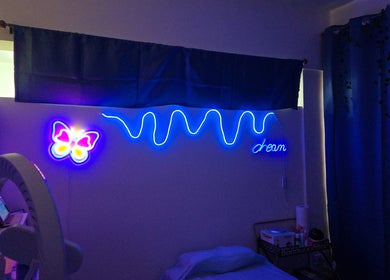 Neón azul y mariposa luminosa en Soft Skin Studio, Coto Laurel, Ponce, PR.