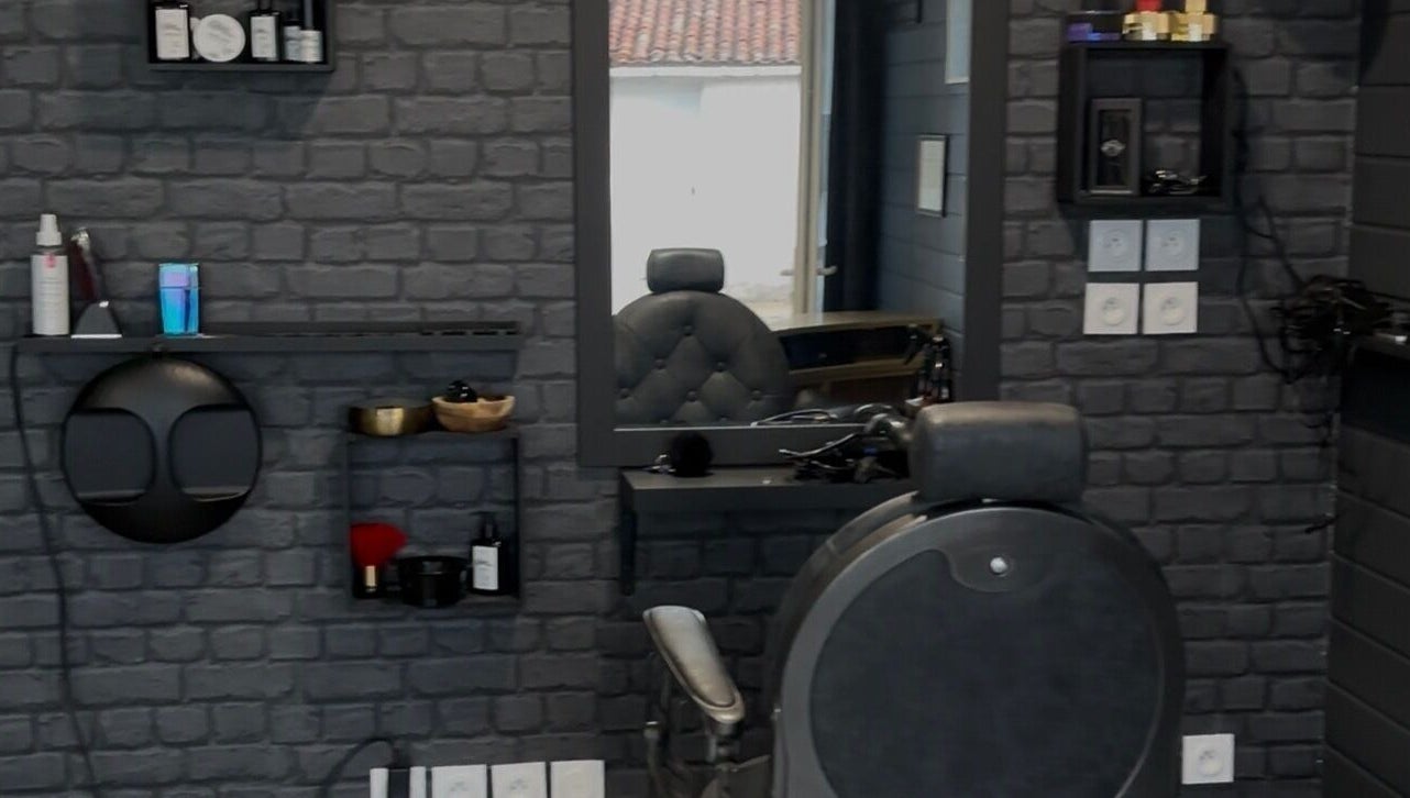 Salon moderne à L'Art D'Enora, Chaumes-en-retz, Pays De La Loire, FR. Design contemporain mural en briques grises.