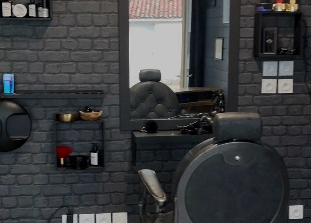 Salon moderne à L'Art D'Enora, Chaumes-en-retz, Pays De La Loire, FR. Design contemporain mural en briques grises.