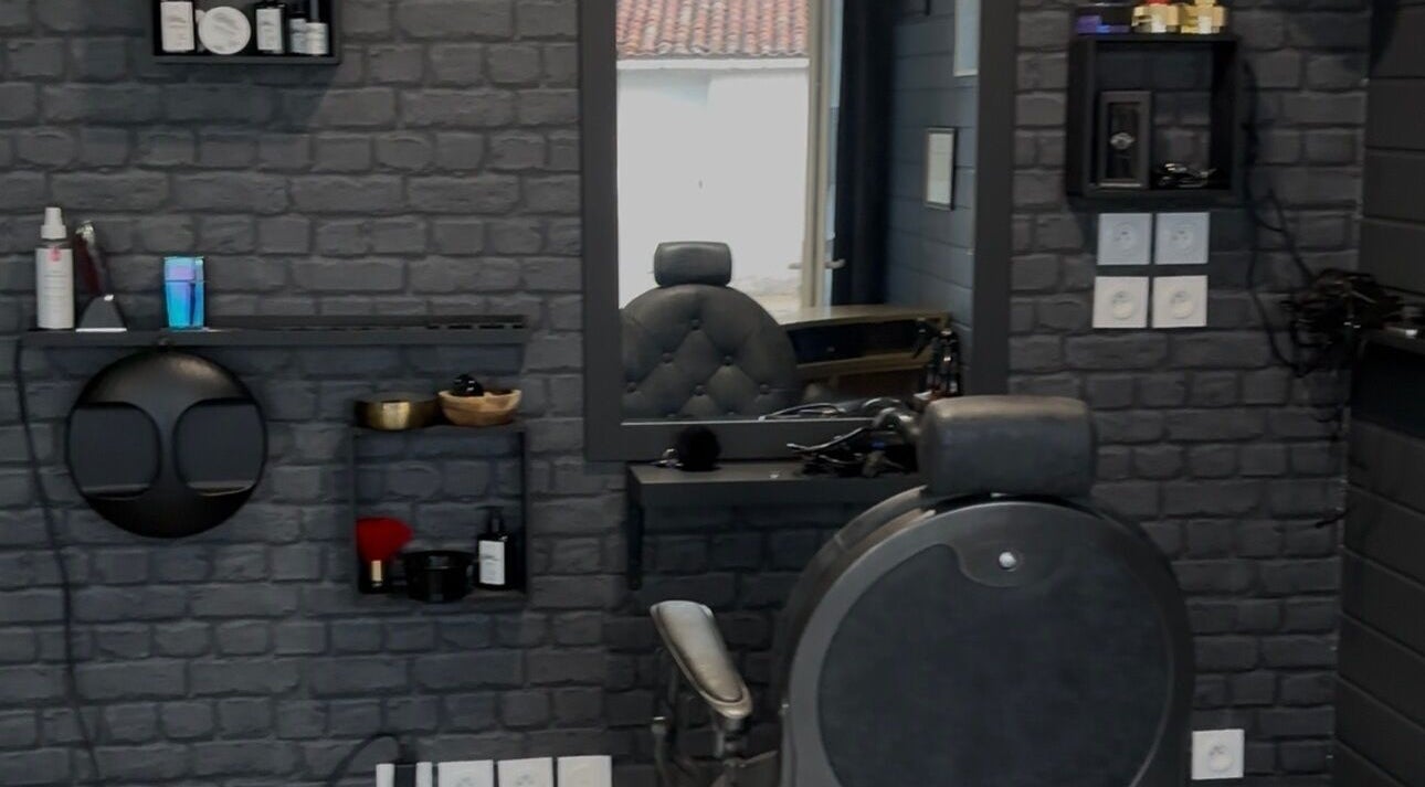 Salon moderne à L'Art D'Enora, Chaumes-en-retz, Pays De La Loire, FR. Design contemporain mural en briques grises.