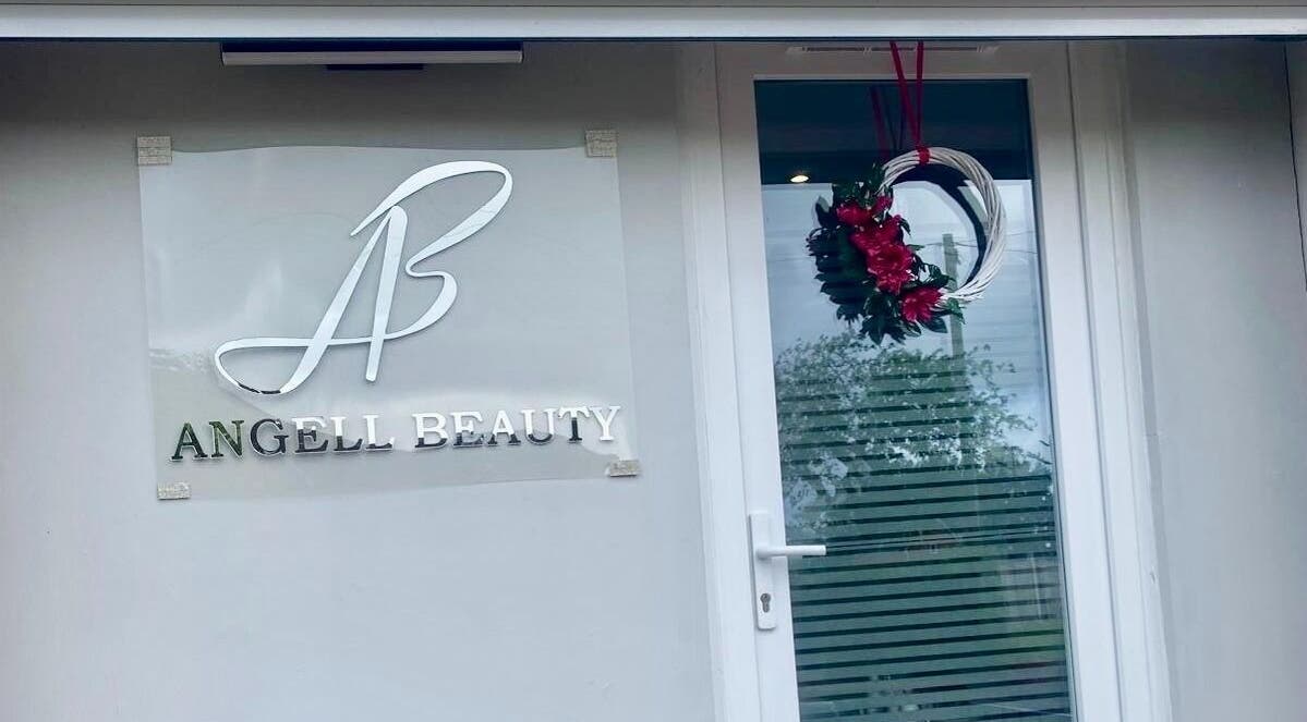 Wejście do Angell Beauty w Radcliffe, Anglia, GB z ozdobnym wieńcem.