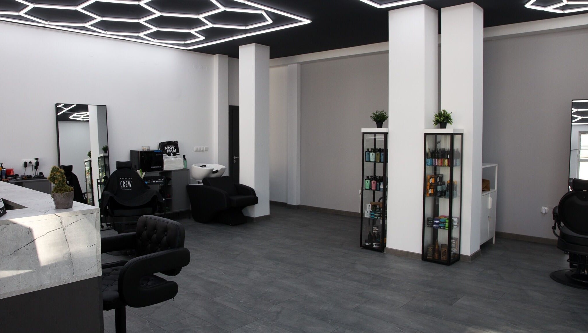 Модерен интериор в DIVO barberstudio, Бургас, Бургас, BG с удобни кресла и елегантни осветителни тела.