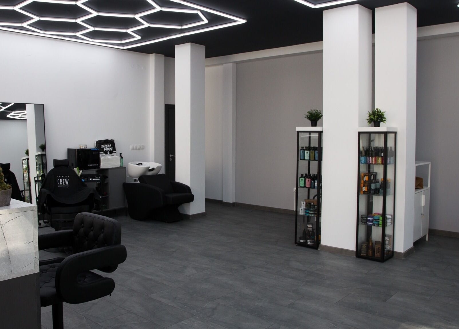 Модерен интериор в DIVO barberstudio, Бургас, Бургас, BG с удобни кресла и елегантни осветителни тела.