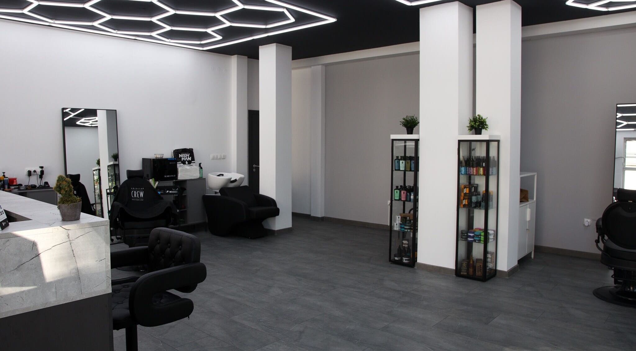 Модерен интериор в DIVO barberstudio, Бургас, Бургас, BG с удобни кресла и елегантни осветителни тела.