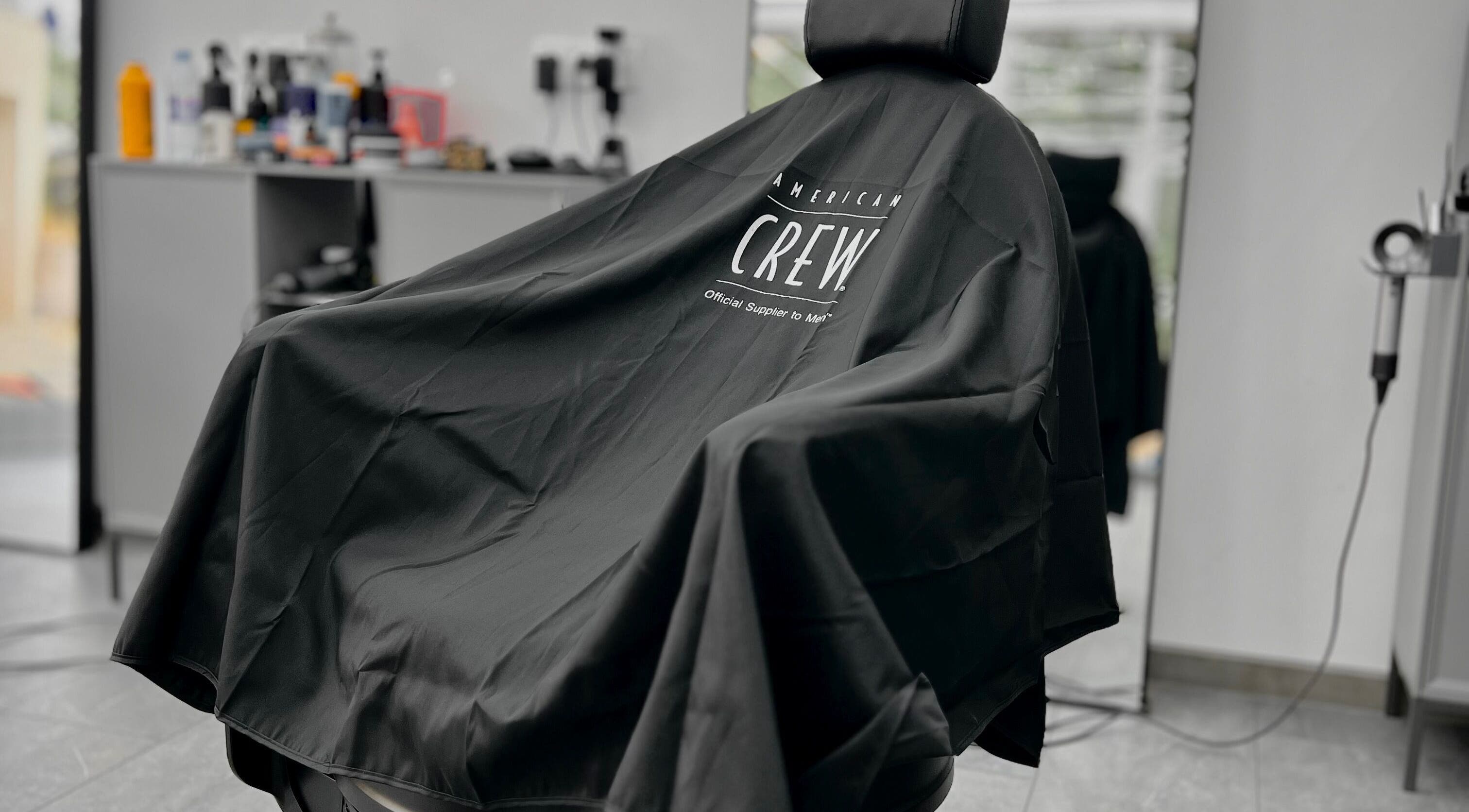 Интериор на DIVO barberstudio в Бургас, Бургас, BG, със стилен стол и козметичен фон.