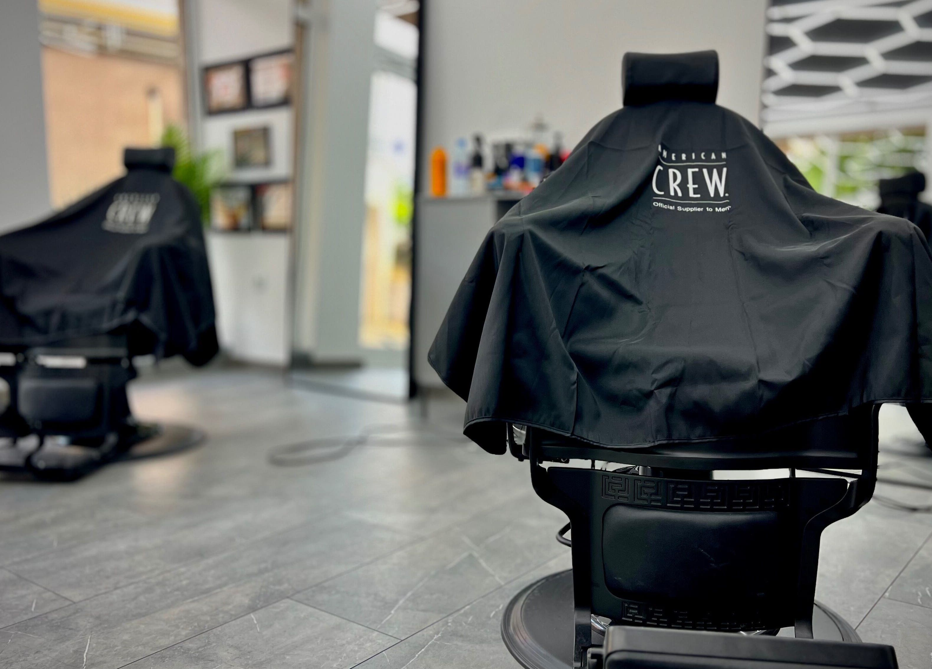 Интериор на DIVO barberstudio в Бургас, Бургас, BG с модерни столове.