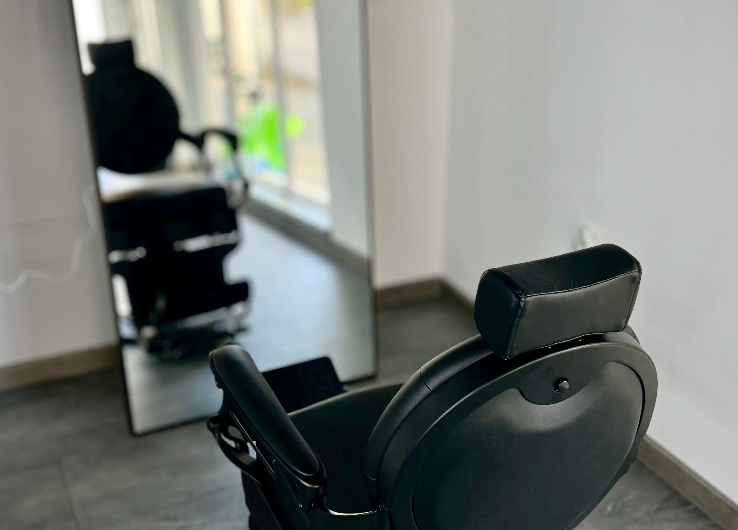 Луксозен стол в DIVO barberstudio, Бургас, Бургас, BG, създава уютна атмосфера.