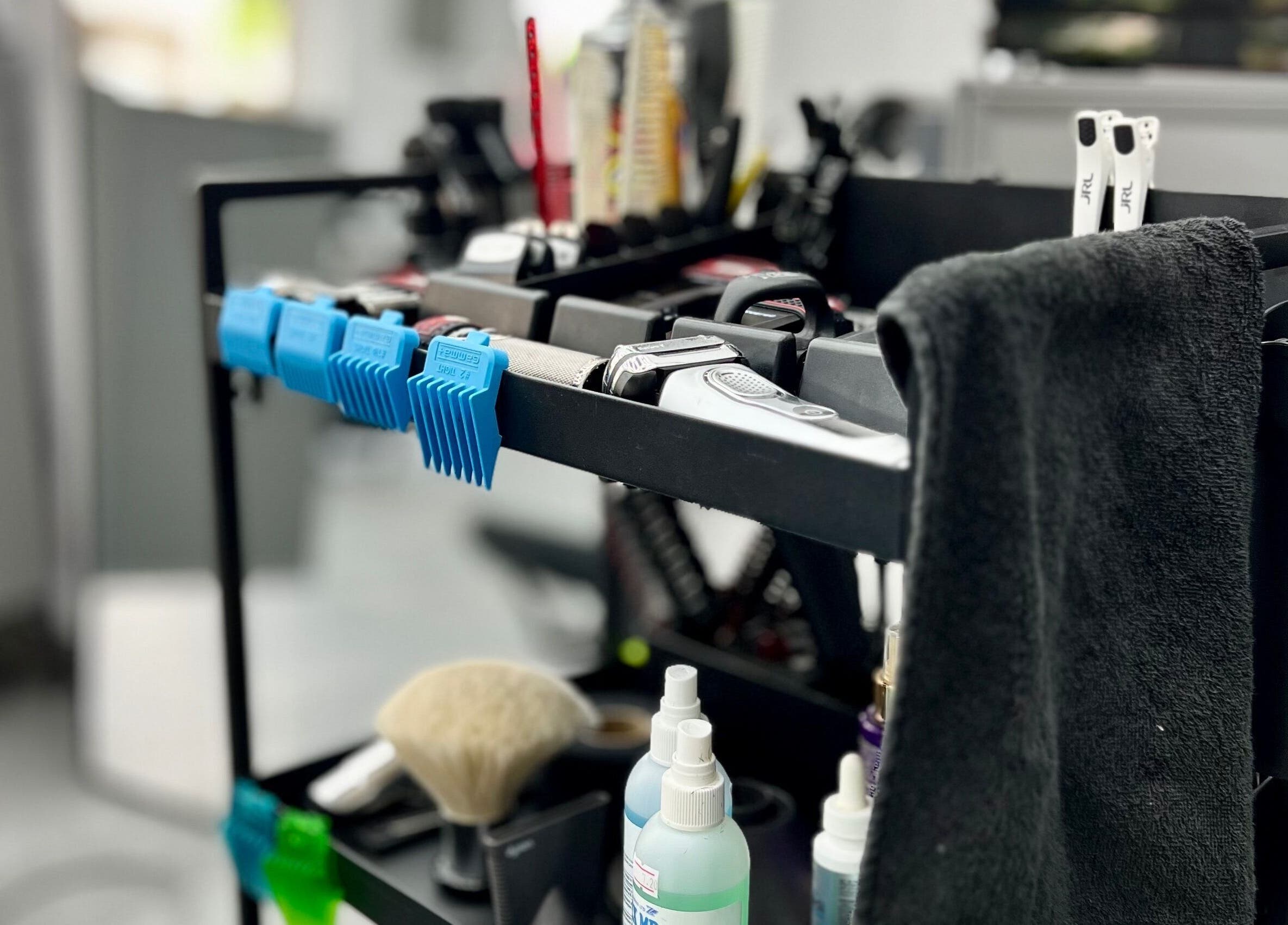 Инструменти на DIVO barberstudio, Бургас, Бургас, BG, подредени за професионално обслужване.