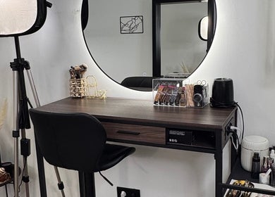 Chic makeup station at Matsan_pmu, Utrecht, NL featuring a round mirror and beauty products.