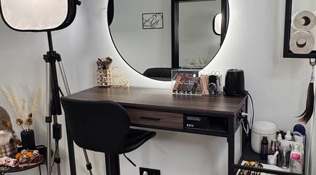Chic makeup station at Matsan_pmu, Utrecht, NL featuring a round mirror and beauty products.