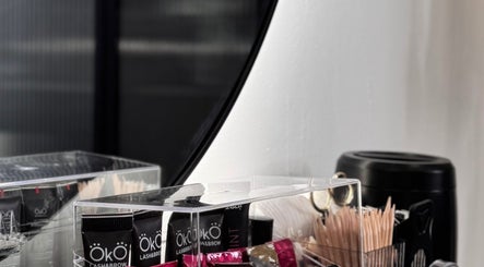 Matsan_pmu beauty products in sleek containers, Utrecht, NL salon decor.