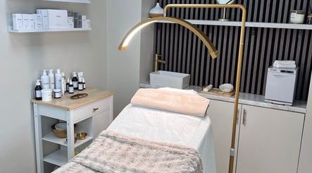 Cozy treatment room at Holluxe, Broughton, Wales, GB featuring luxurious amenities.