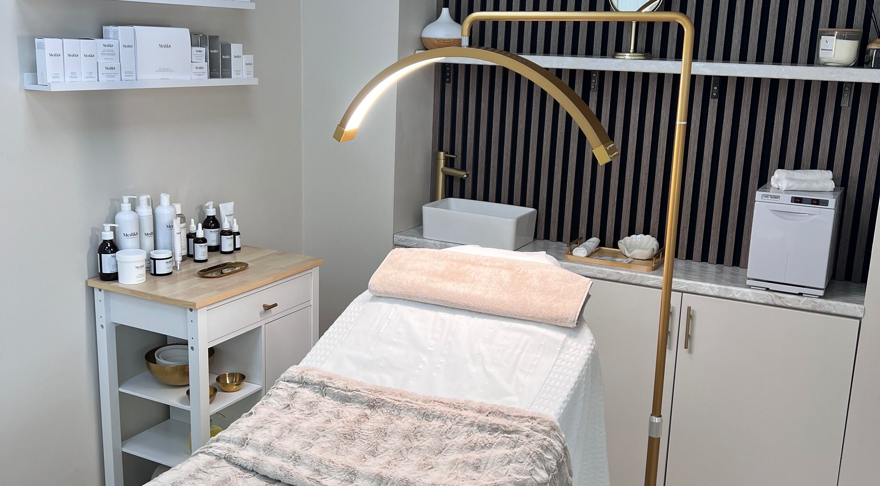Cozy treatment room at Holluxe, Broughton, Wales, GB featuring luxurious amenities.