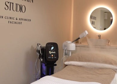 HYDRASKIN STUDIO treatment room in London, England, GB, featuring a treatment bed and modern equipment.