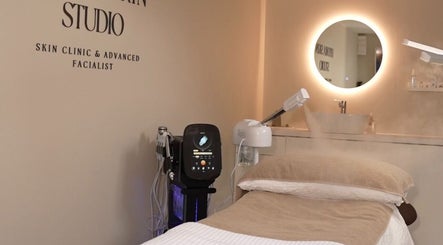 HYDRASKIN STUDIO treatment room in London, England, GB, featuring a treatment bed and modern equipment.