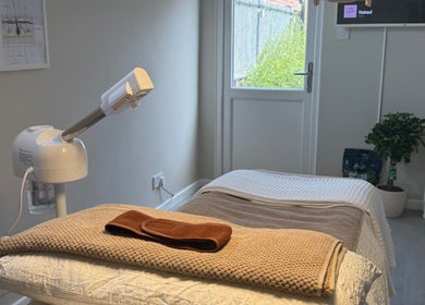 Relaxing treatment room at HYDRASKIN STUDIO with comfortable bed in London, England, GB, ready for a soothing session.