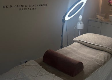Relaxing treatment room at HYDRASKIN STUDIO, London, England, GB featuring a therapy bed and soft lighting.