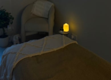 Relaxing massage room at HYDRASKIN STUDIO in London, England, GB with soft lighting and comfortable seating.