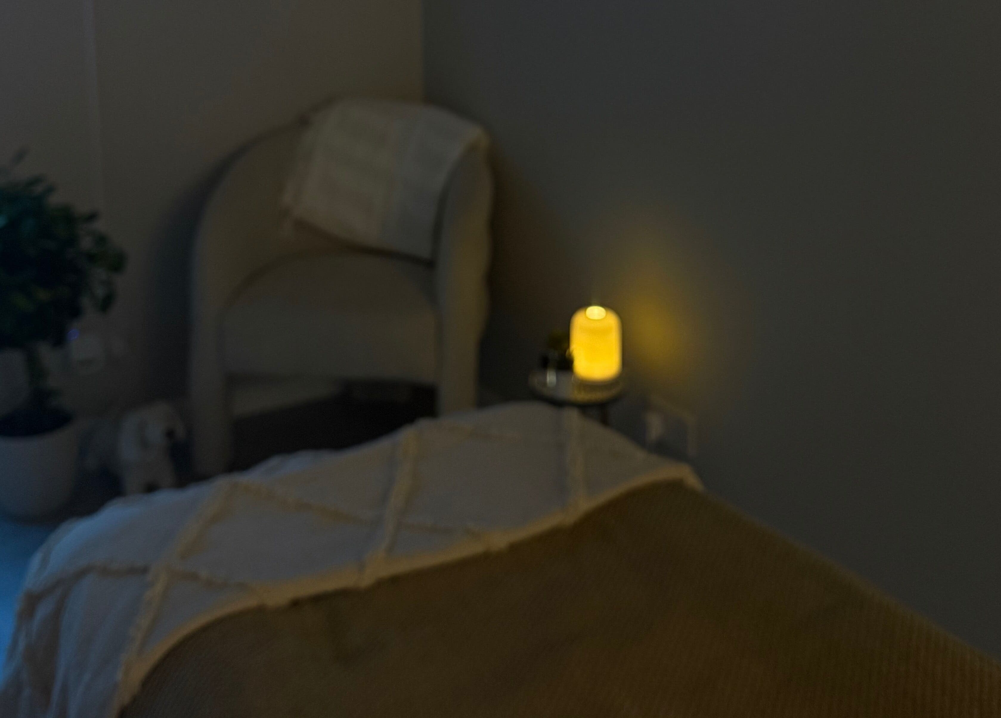 Cozy relaxation corner with dim lighting and soothing ambiance at HYDRASKIN STUDIO, London, England, GB.