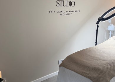 Tranquil therapy room at HYDRASKIN STUDIO, London, England, GB, showcasing a cozy treatment bed and ambient lighting.