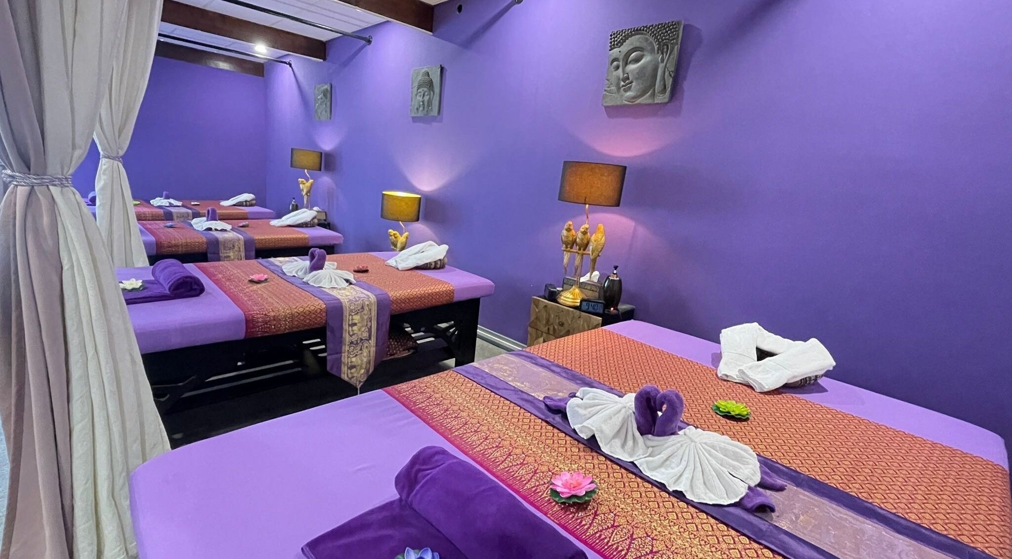 Ontspan bij Malee Thai Massage in Zandvoort, Noord-Holland, NL. Geniet van een rustige paarse kamer met massagebedden.