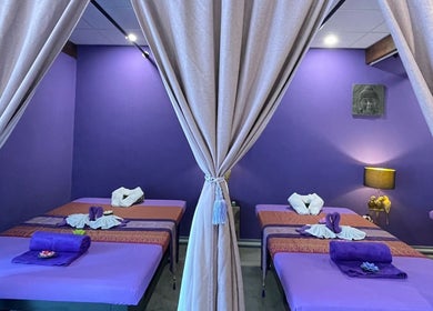Rustgevende spa-ruimte bij Malee Thai Massage, Zandvoort, Noord-holland, NL met paarse muren en relaxbedden.