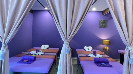 Rustgevende spa-ruimte bij Malee Thai Massage, Zandvoort, Noord-holland, NL met paarse muren en relaxbedden.