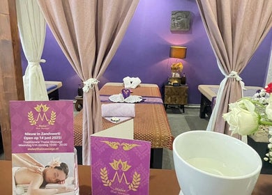 Interieur van Malee Thai Massage in Zandvoort, Noord-holland, NL met rustgevende paarse muren en elegante behandeltafels.