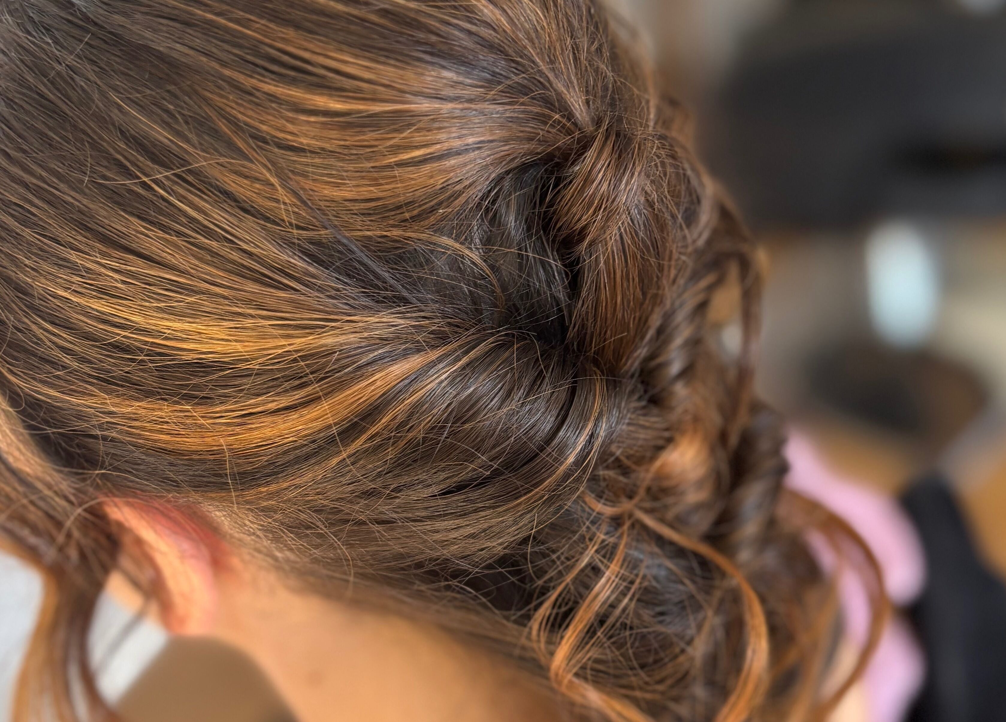 Peinado trenzado sofisticado en Mima-T, Tarancón, Castilla-La Mancha, ES. Look ideal para ocasiones especiales.