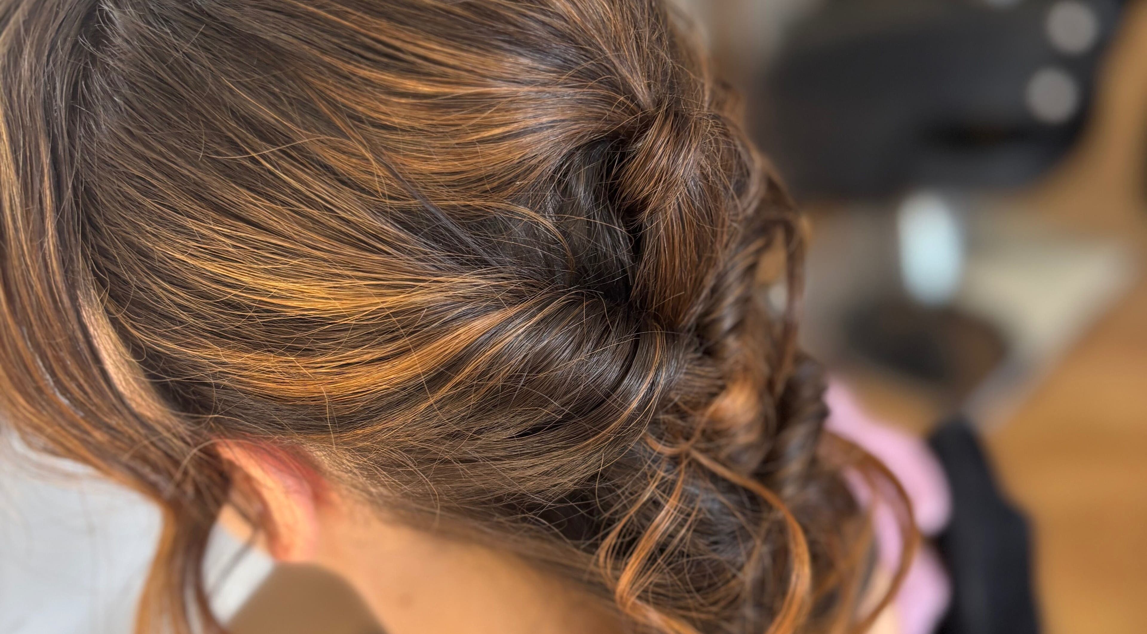 Peinado trenzado sofisticado en Mima-T, Tarancón, Castilla-La Mancha, ES. Look ideal para ocasiones especiales.