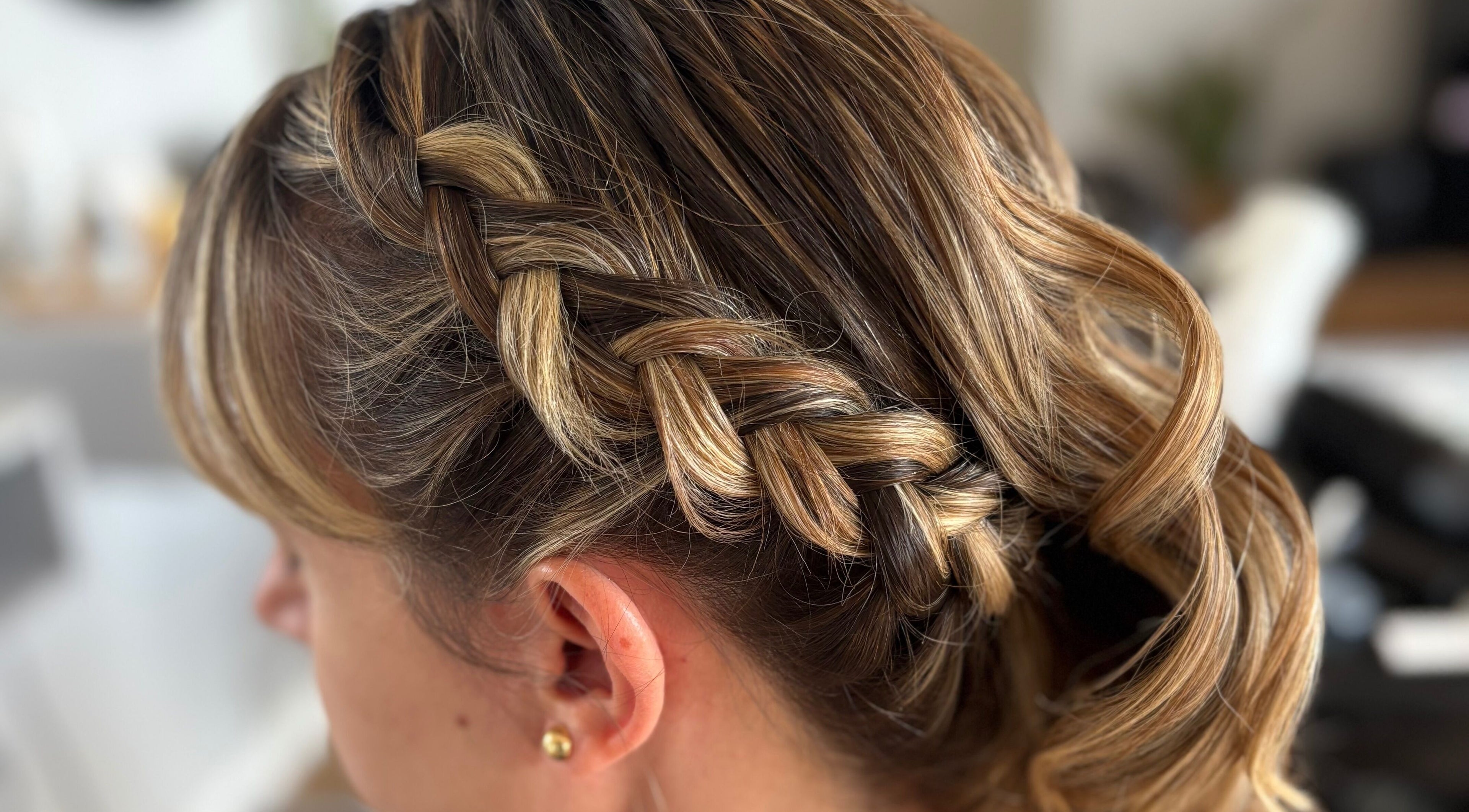 Peinado trenzado sofisticado en Mima-T, Tarancón, Castilla-la Mancha, ES, destacando estilo y cuidado del cabello.