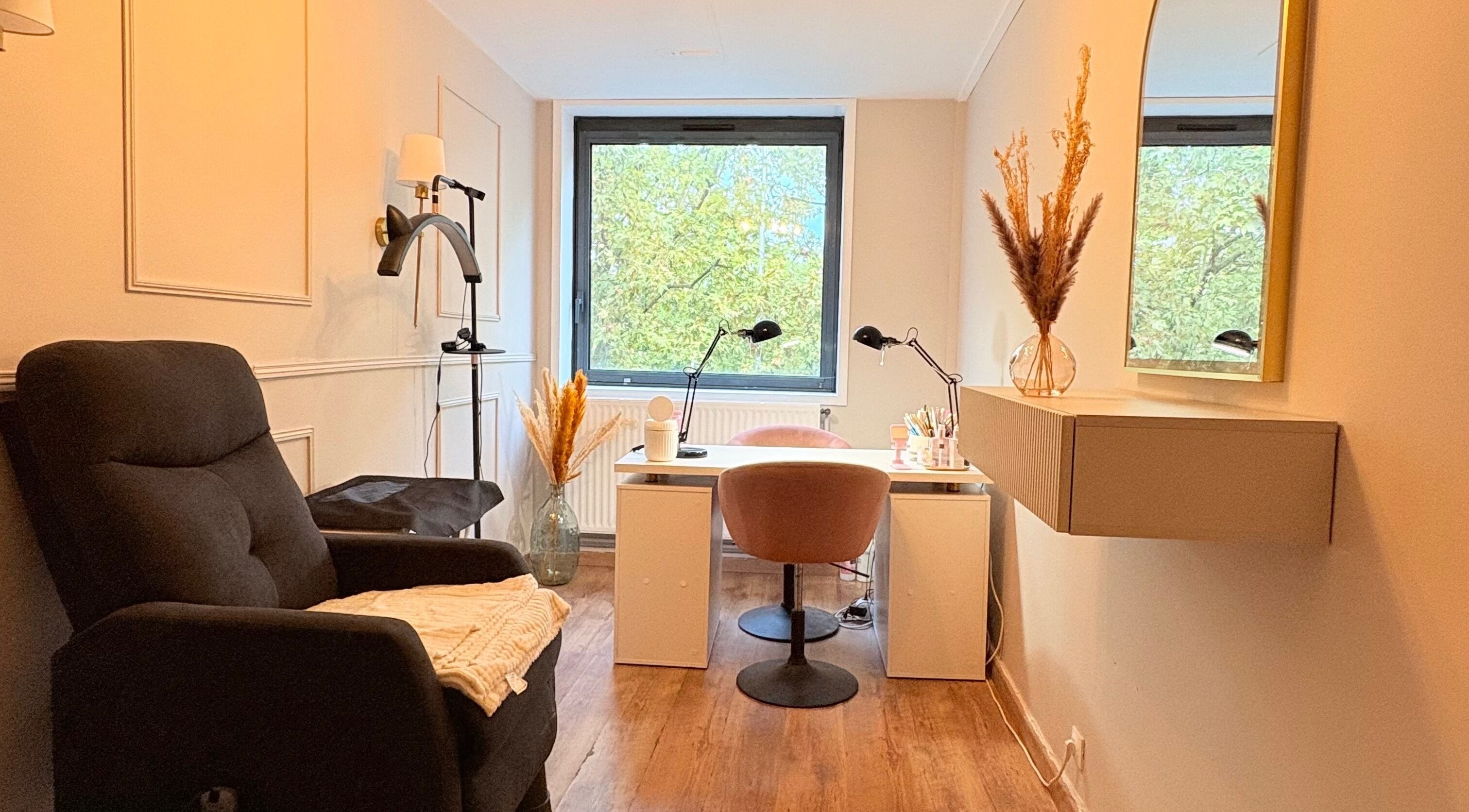 Coin beauté lumineux à Liciiousbeauty Lounge, Évry-courcouronnes, Île-de-france, FR avec chaise et miroir.