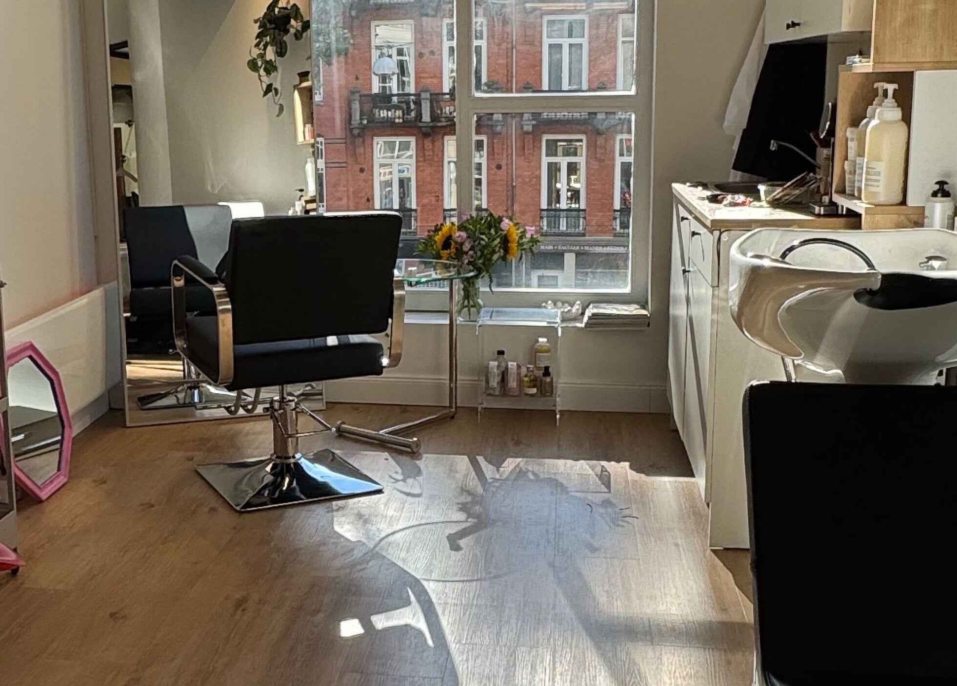 Stylish salon interior at MUSUBI Lab, Amsterdam, Noord-Holland, NL with hairdressing station and vibrant decor.