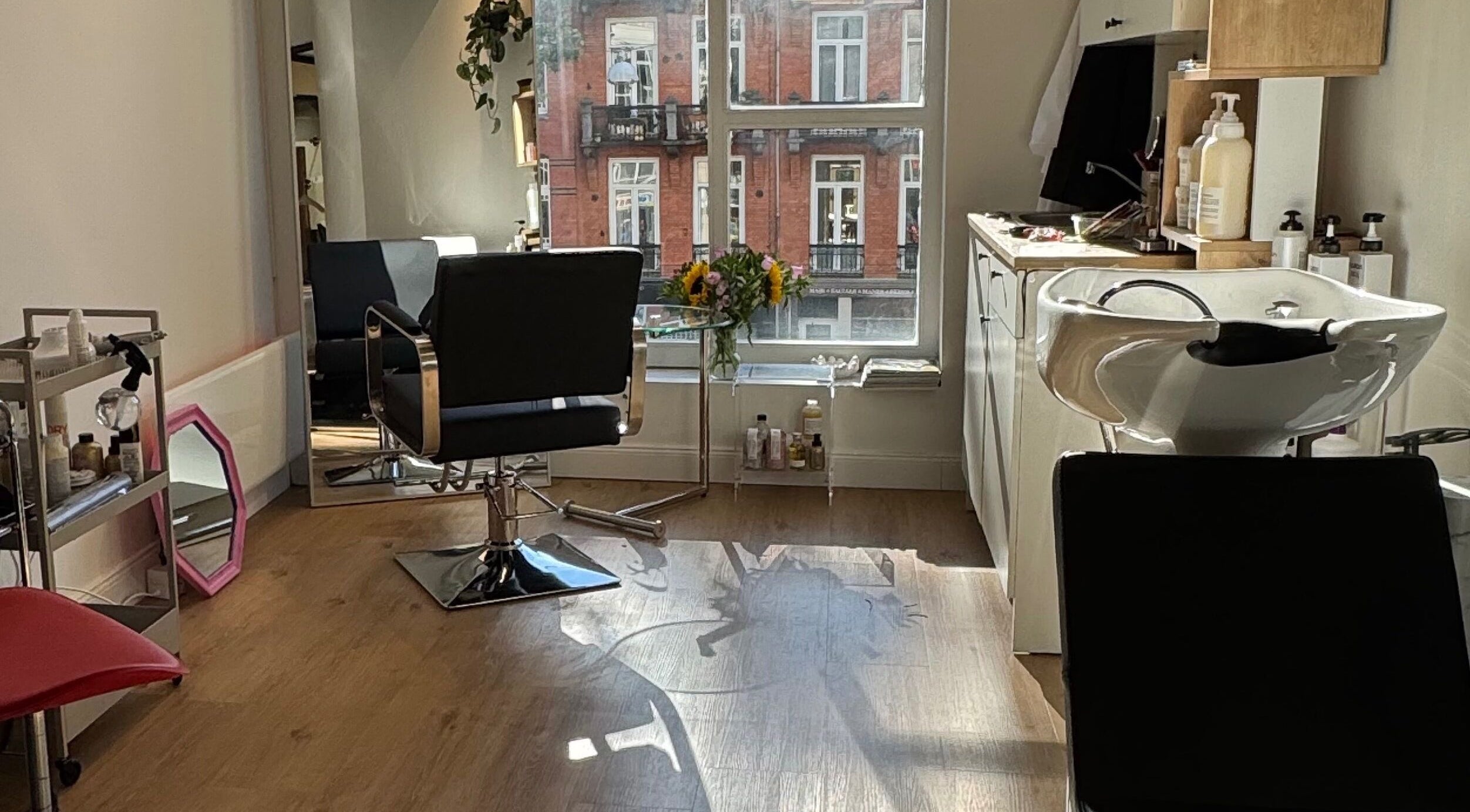 Stylish salon interior at MUSUBI Lab, Amsterdam, Noord-Holland, NL with hairdressing station and vibrant decor.