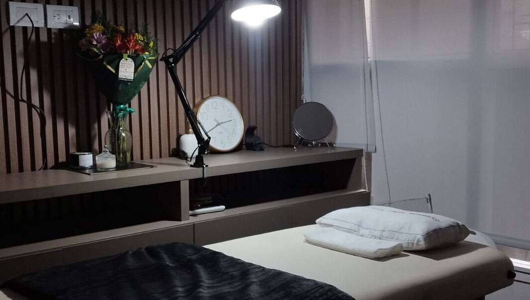 Sala de tratamiento en CejasbyMica, Rosario, Santa Fe, AR con cama y luz suave.