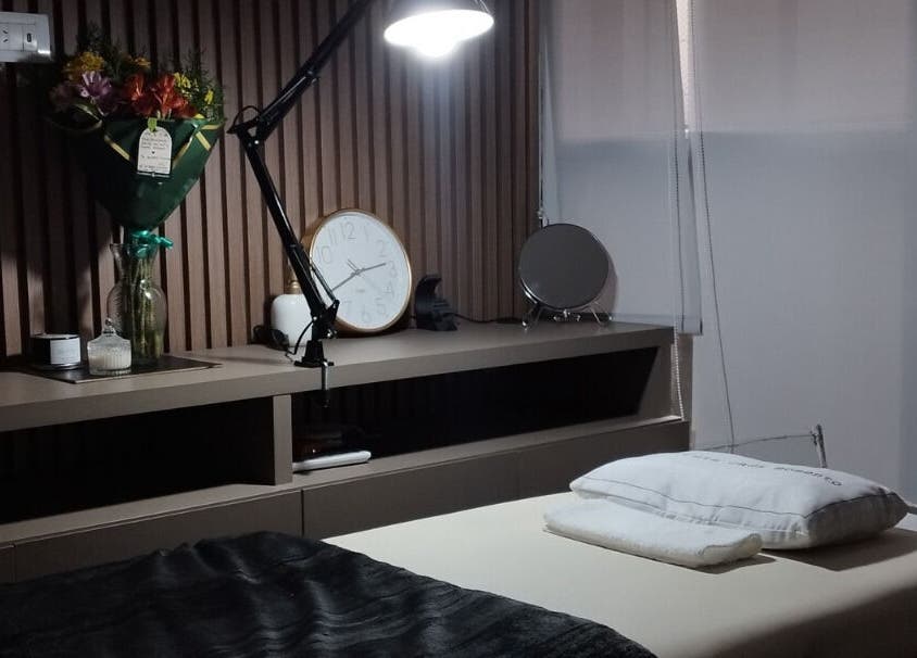 Sala de tratamiento en CejasbyMica, Rosario, Santa Fe, AR con cama y luz suave.