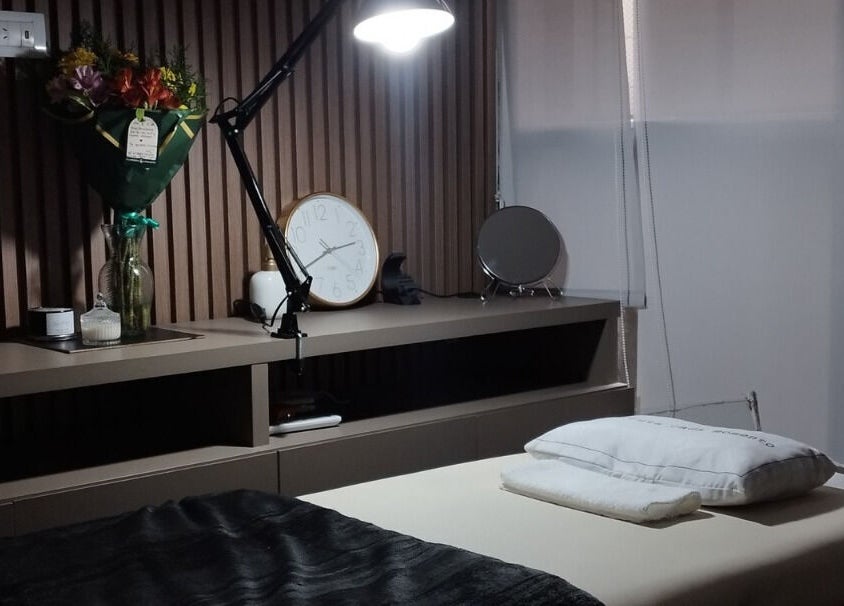 Sala de tratamiento en CejasbyMica, Rosario, Santa Fe, AR con cama y luz suave.