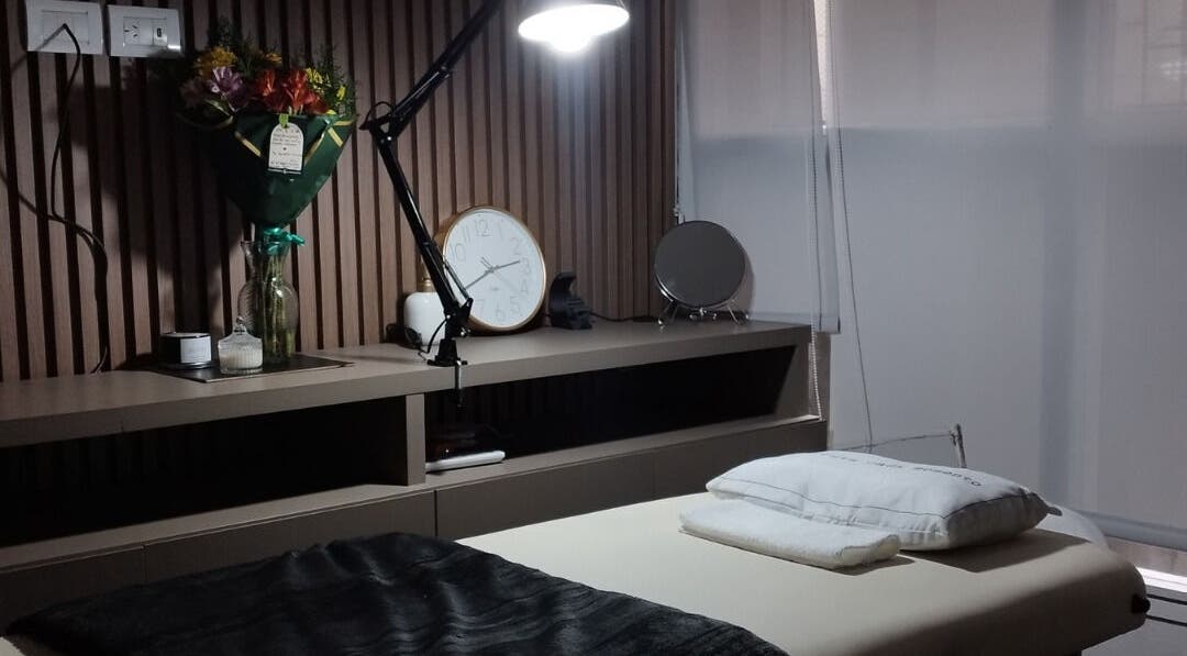 Sala de tratamiento en CejasbyMica, Rosario, Santa Fe, AR con cama y luz suave.