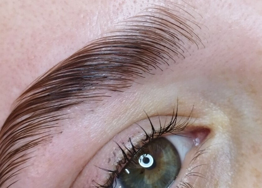 Diseño de cejas en CejasbyMica, Rosario, Santa Fe, AR. Primer plano mostrando detalle y precisión.