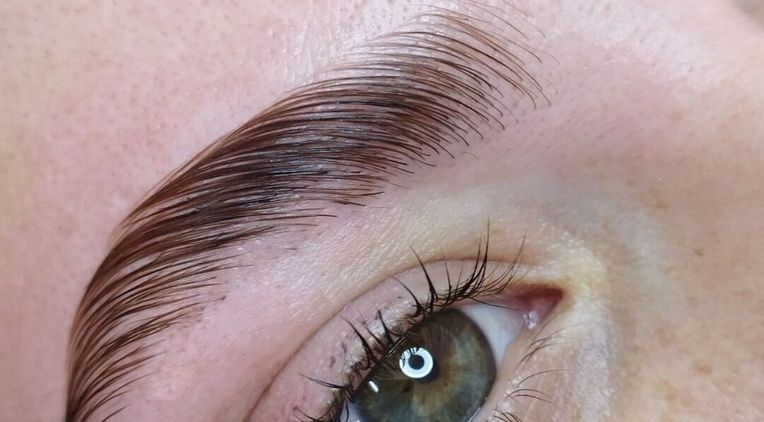 Diseño de cejas en CejasbyMica, Rosario, Santa Fe, AR. Primer plano mostrando detalle y precisión.