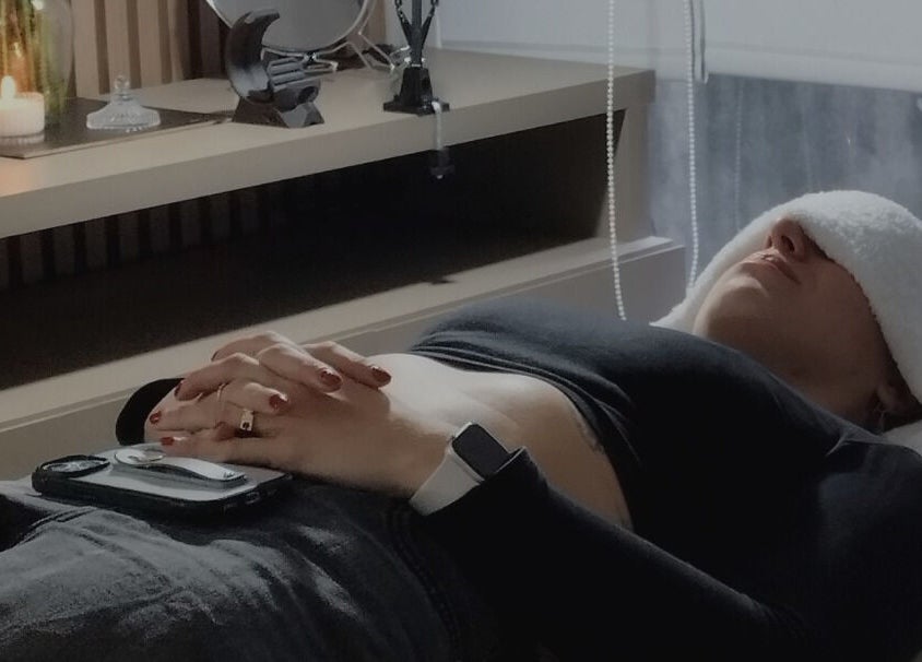 Cliente relajada en CejasbyMica, Rosario, Santa Fe, AR, disfrutando de un tratamiento de bienestar.