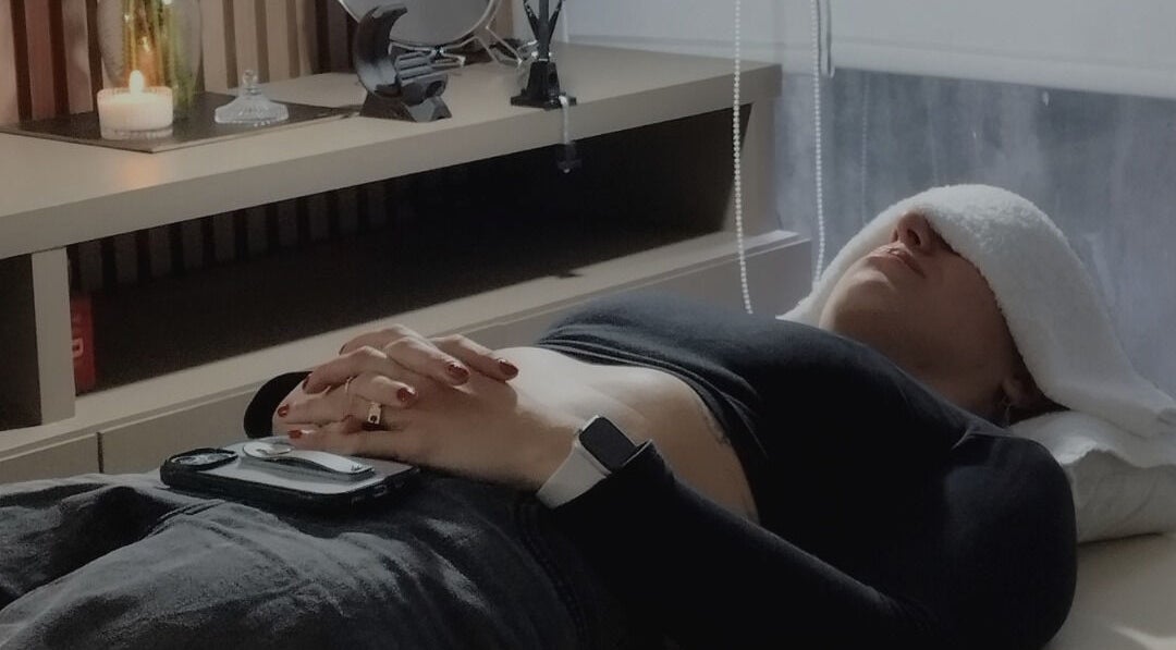 Cliente relajada en CejasbyMica, Rosario, Santa Fe, AR, disfrutando de un tratamiento de bienestar.