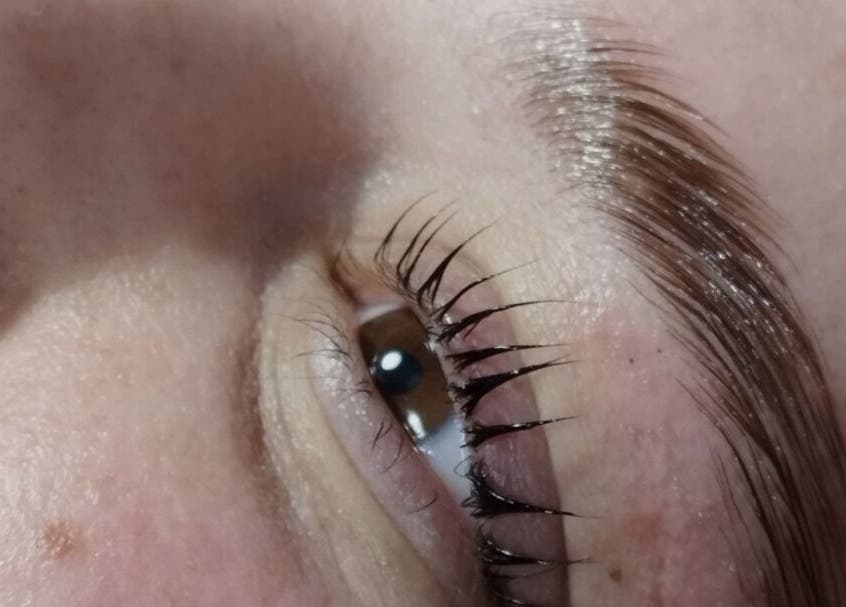 Tratamiento de cejas en CejasbyMica, Rosario, Santa Fe, AR, para un acabado perfecto y natural.