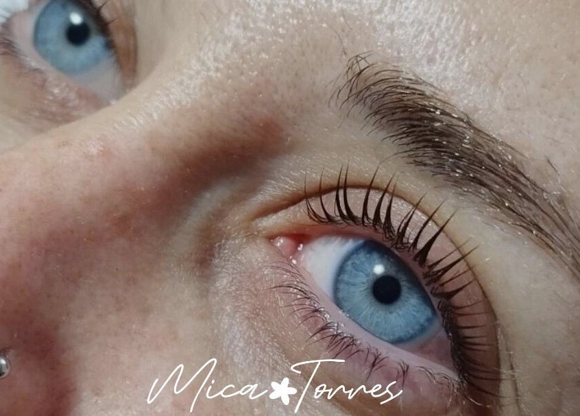 Primer plano de ojos con cejas estilizadas en CejasbyMica, Rosario, Santa Fe, AR.