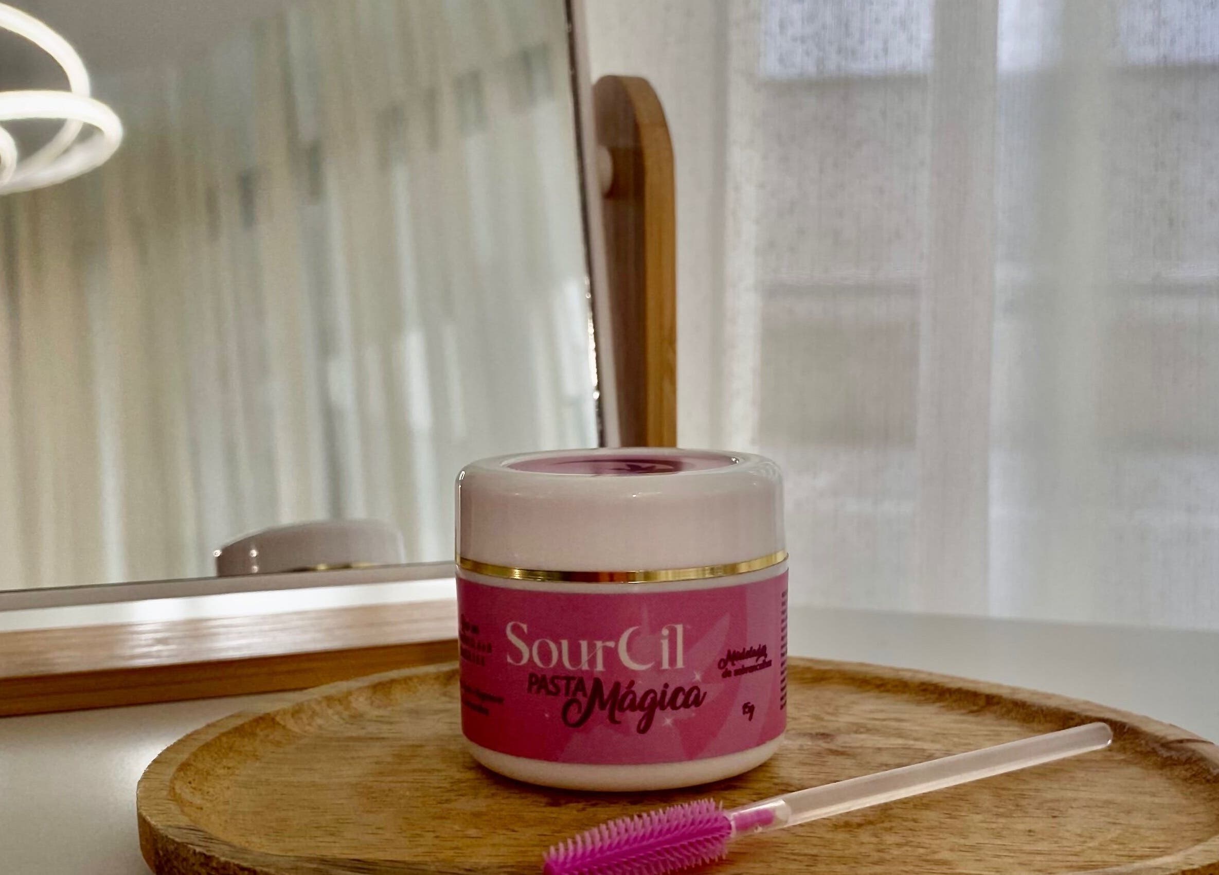 Produto de beleza SourCil no Cleity Beauty & Academy, Viana Do Castelo, Portugal. Ambiente sofisticado.