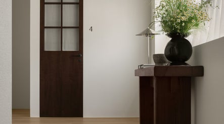 Inviting entryway with elegant decor at Studio Julie Lemke, Dubai, Dubai, AE.