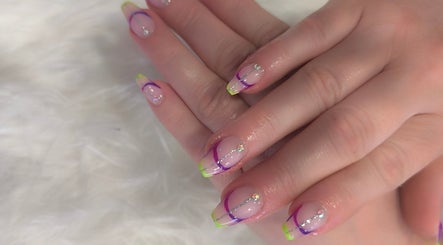 Beauty Bubble Nails and Hair图像3