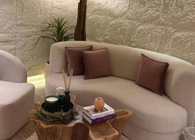 جلسة استرخاء أنيقة في Therapeutic Touch بالخبر، المنطقة الشرقية، السعودية، تضيف لمسة من الفخامة.