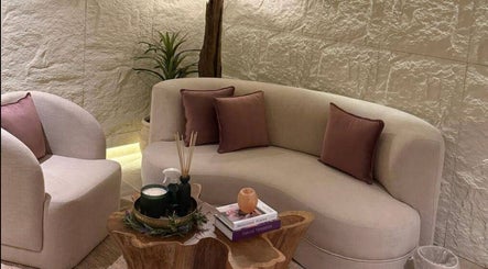 جلسة استرخاء أنيقة في Therapeutic Touch بالخبر، المنطقة الشرقية، السعودية، تضيف لمسة من الفخامة.